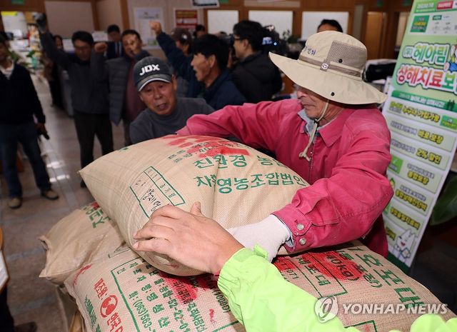 '8만원 보장하라' 나락 쌓는 농민들