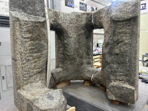 보존 처리 작업 중인 석등 부재 