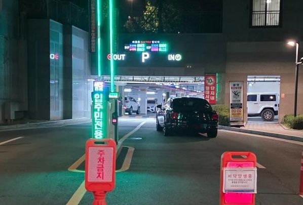 주차장 입구 막은 벤틀리 차량