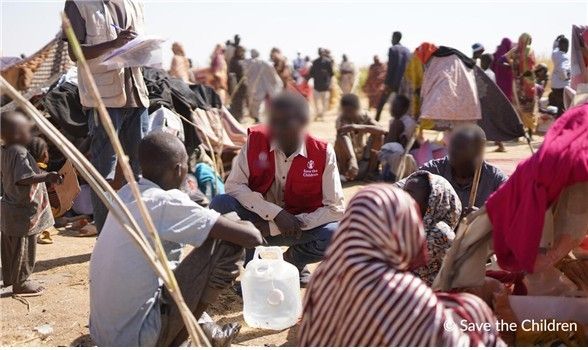 세이브더칠드런 직원이 수단 알파시르에서 온 피난민을 인터뷰하는 모습