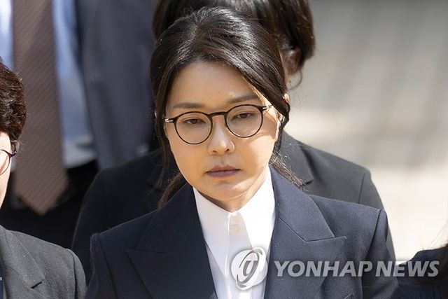 법원 나서는 김건희