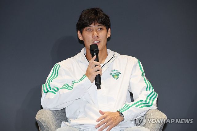 질문에 답하는 최철순