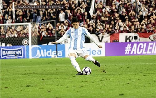 슈팅하는 이동경