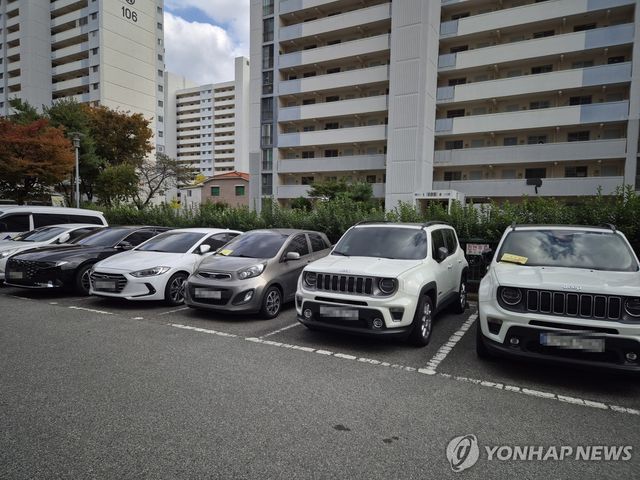 '베스트 행정서비스의 날' 행사장 근처 아파트에 주차된 외부 차량