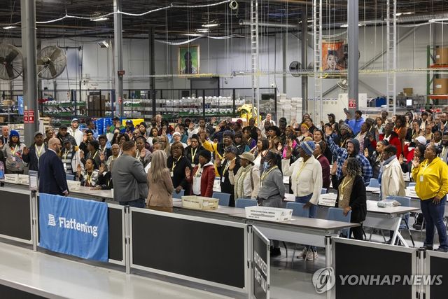 개표작업에 앞서 선서하는 개표원들