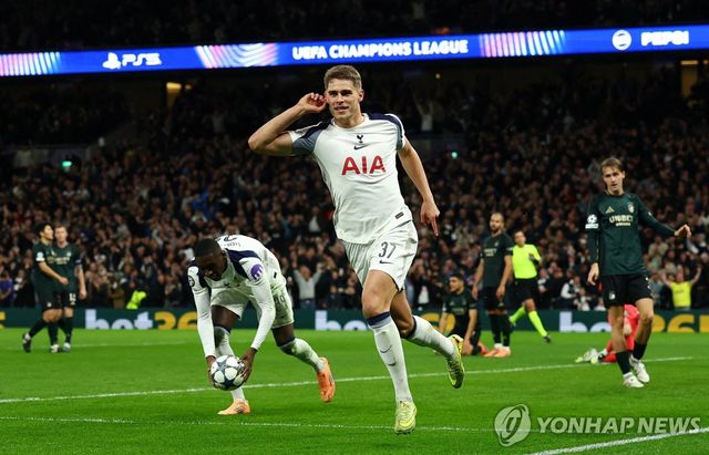 골 세리머니 하는 토트넘의 미키 판더펜.