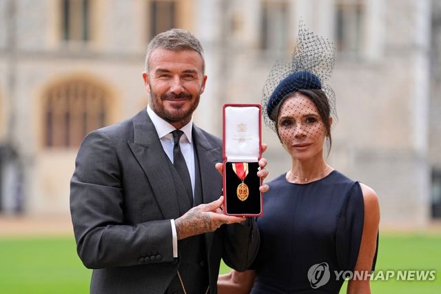 기사 작위 받은 베컴과 아내 빅토리아