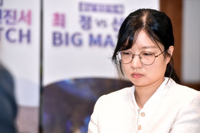 최정 9단이 11월 바둑랭킹에서 여자 1위를 탈환했다.