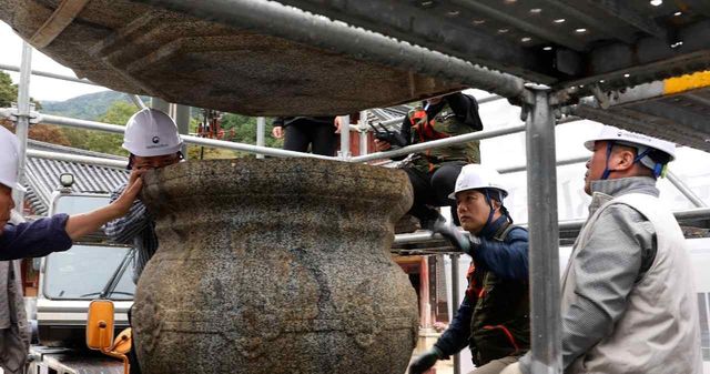 지난달 석등을 복원하는 모습 