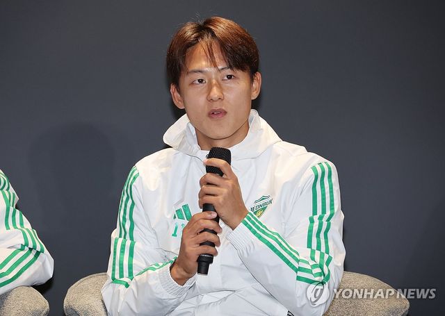 인터뷰하는 이승우