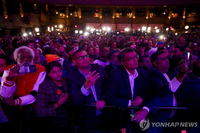 당선축하 행사장의 맘다니 지지자들