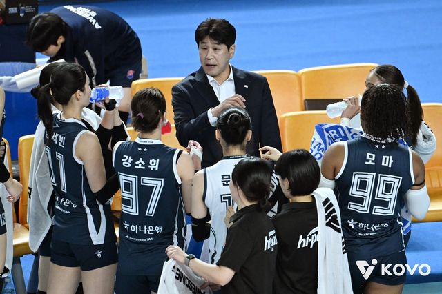 작전 지시하는 김종민 감독