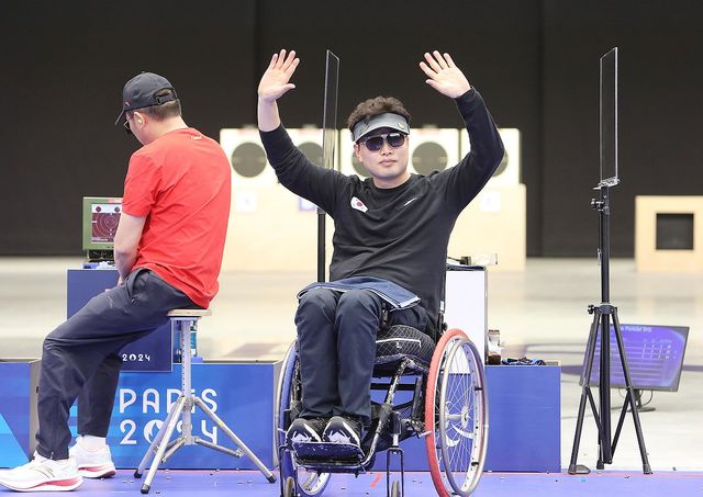 인사하는 김정남