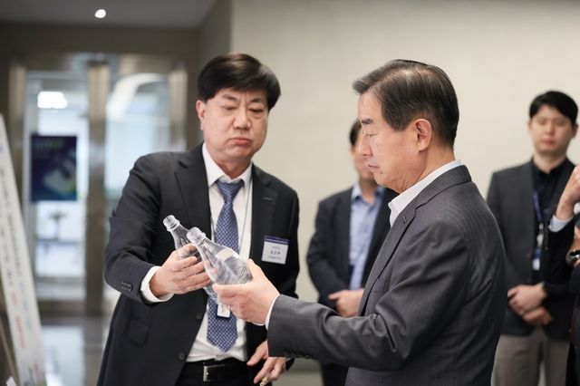 5일 삼양디스커버리센터에서 열린 '삼양 이노베이션 R&D 페어 2025'에서 삼양홀딩스 김윤 회장이 전시 과제를 살펴보고 있다.[삼양그룹 제공]