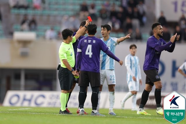35라운드 안양전에서 경고 누적 퇴장당하는 김민혁