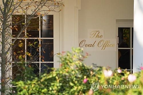 '대통령 집무실'(The Oval Office) 황금색 안내판이 설치된 백악관 집무실 출입구