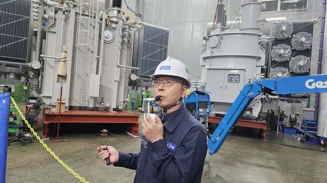 공장 설명 중인 김정찬 일진전기 변압기사업부 상무