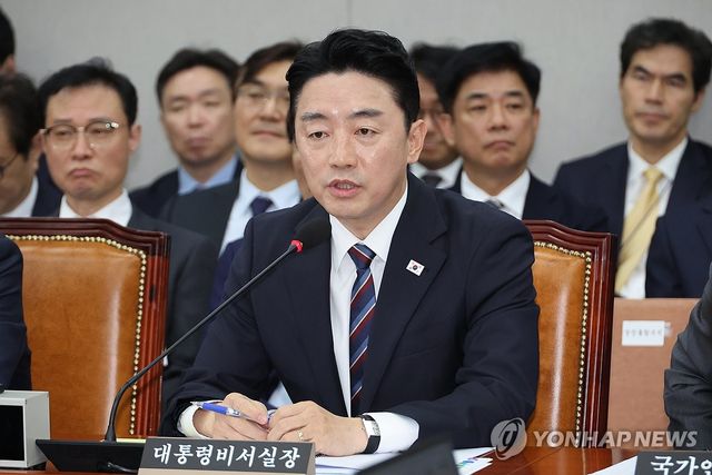 답변하는 강훈식 비서실장