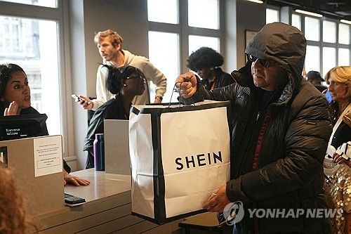 파리 쉬인 매장에서 의류구매한 남성