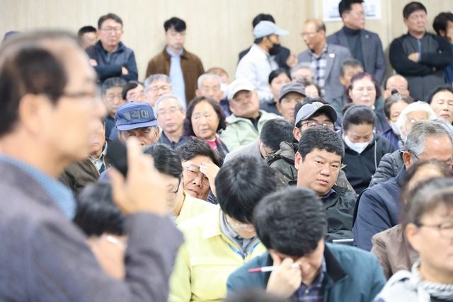 화학물질 업체 대표 지켜보는 주민들