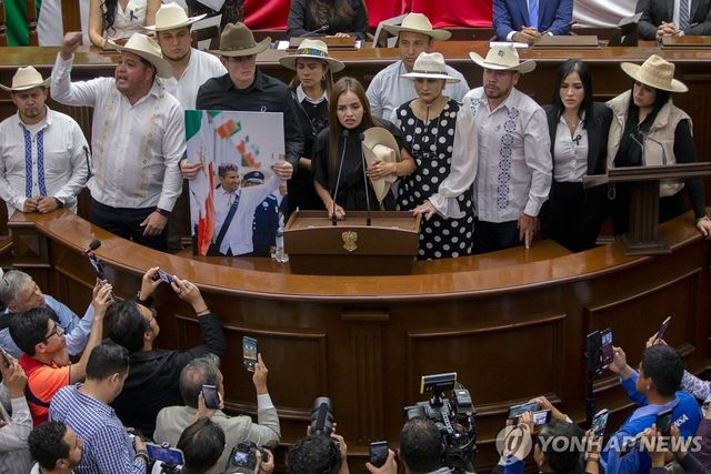 5일(현지시간) 우루아판 시장 취임식의 그레시아 키로스(가운데)