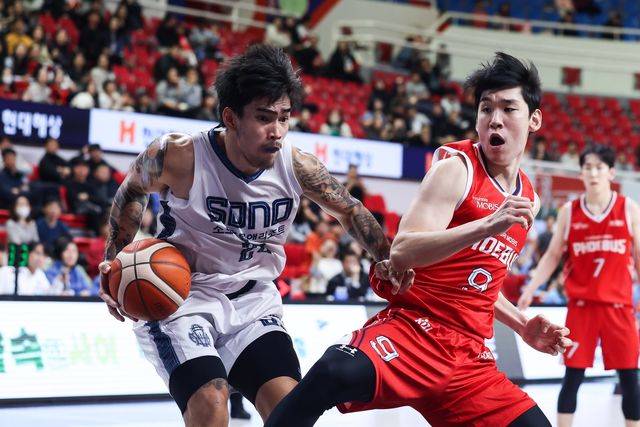 돌파하는 케빈 켐바오(좌측)