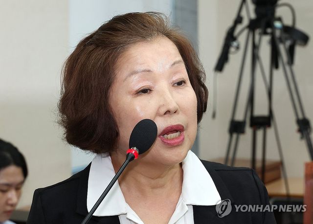 의원 질의에 답변하는 손효숙 리박스쿨 대표