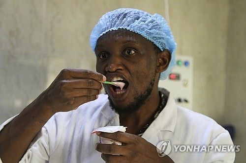 소말리아에서 생산된 낙타유 요구르트를 맛보는 남성