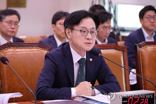 답변하는 김정관 산업통상부 장관