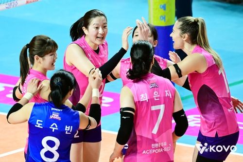 파이팅 외치는 흥국생명 선수들