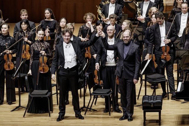 관객과 인사하는 메켈레(왼쪽부터)와 협연자 키릴 게르스타인