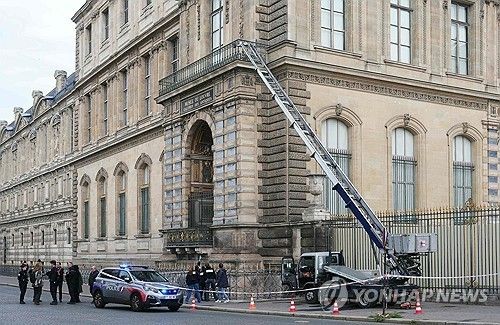 루브르 박물관 절도 현장 외부 