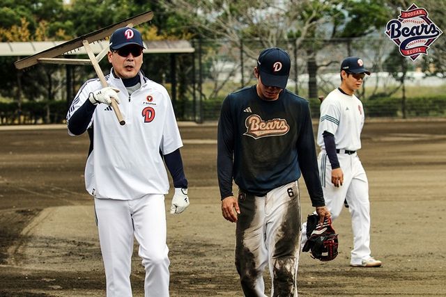 지옥의 디펜스 데이를 마친 두산 오명진(가운데)과 홍원기 수석코치