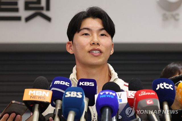 취재진 질문에 답하는 김혜성