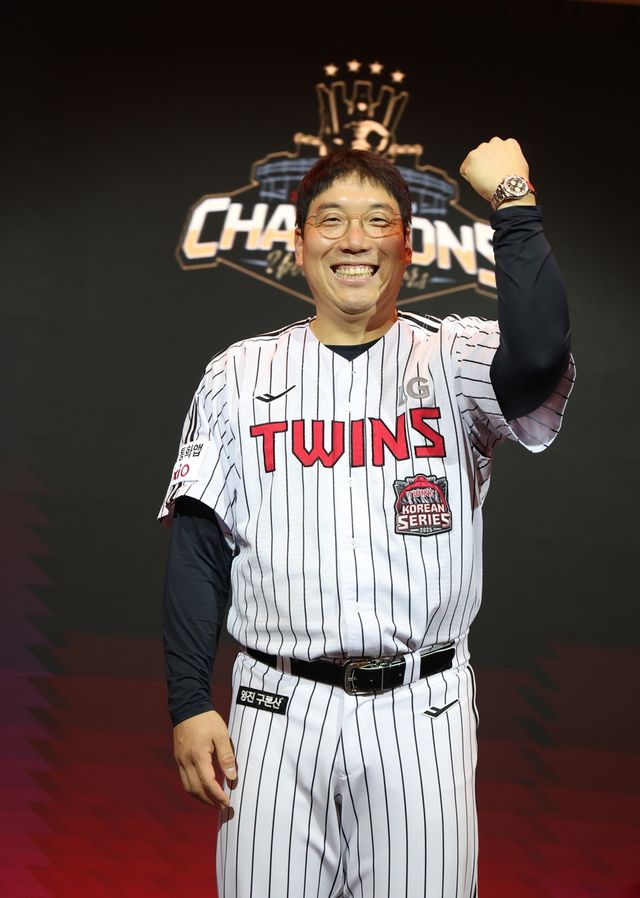 한국시리즈 MVP 김현수, 고급 시게 받고 활짝