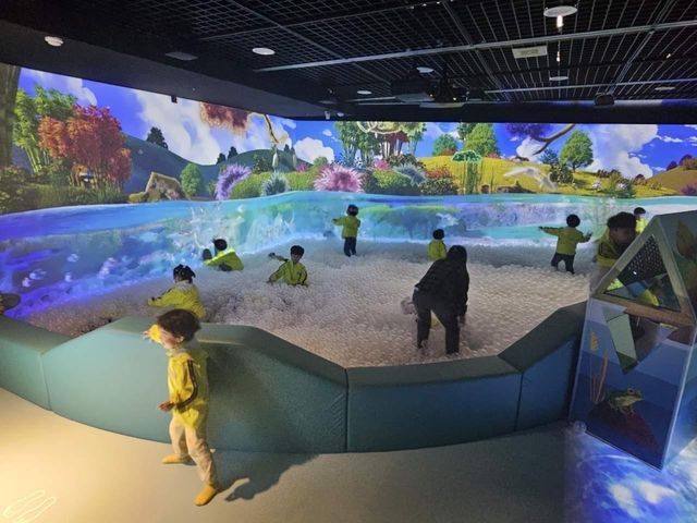 울산 태화강생태관 미디어아트 전시공간 '물빛놀이터' 인기