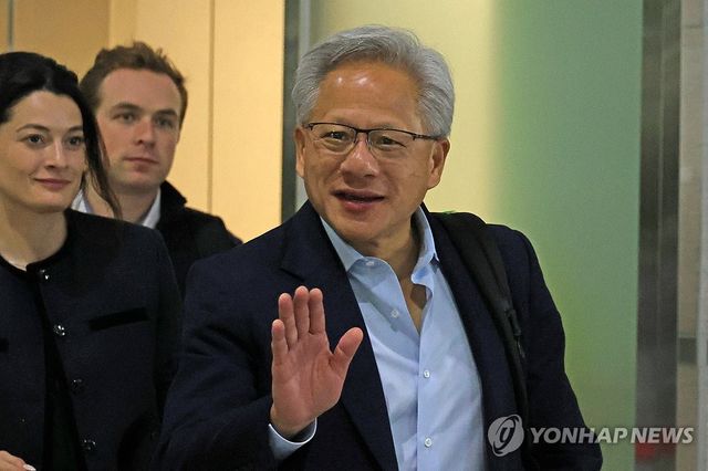 인사하는 젠슨 황