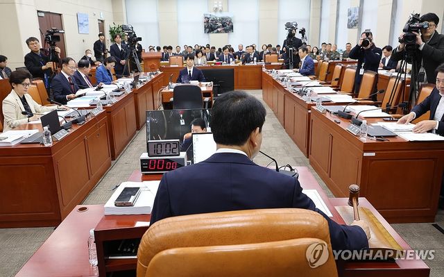 의사봉 두드리는 성일종 위원장