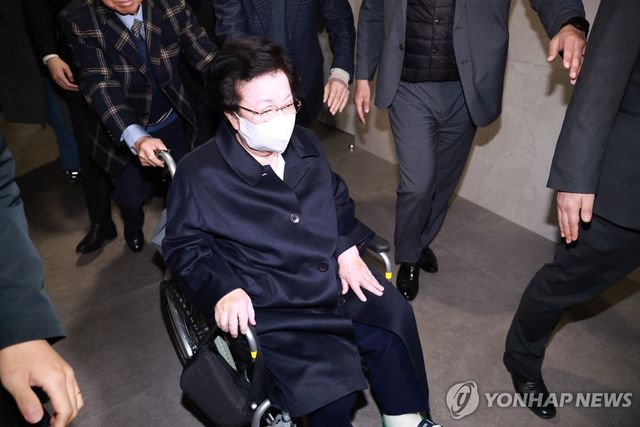 휠체어 타고 특검 출석하는 이배용 전 국교위원장