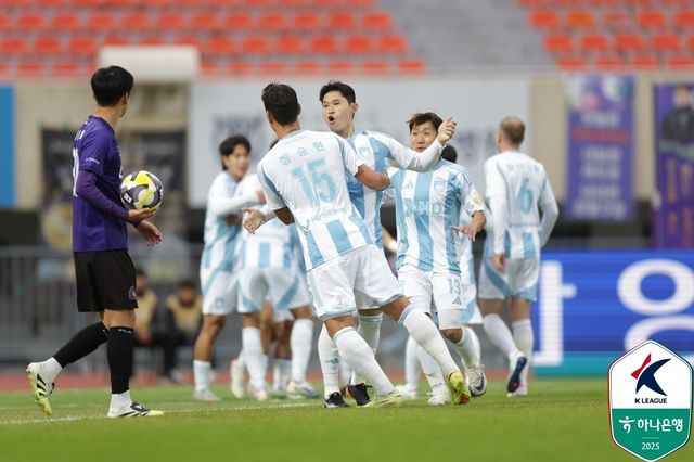 골세리머니를 펼치는 울산 선수들