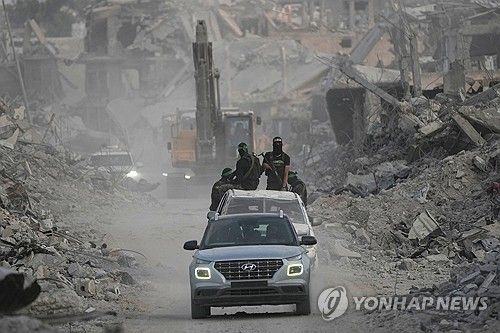 가자지구서 인질 시신 찾는 하마스 대원들