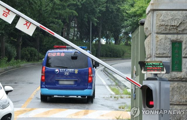 서울구치소로 들어서는 호송차량