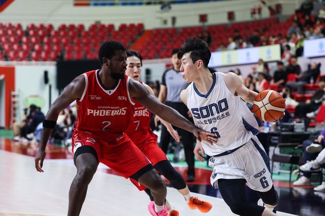 돌파하는 이정현(오른쪽)