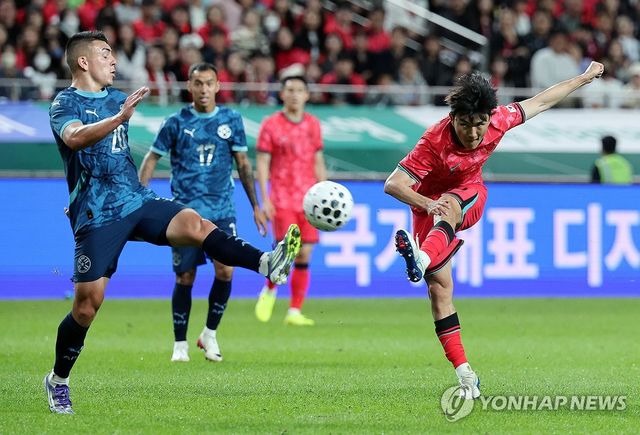 슛 시도하는 황인범