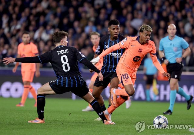 돌파를 시도하는 바르셀로나의 라민 야말(10번).