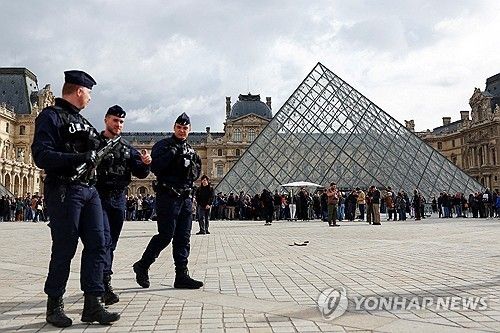 루브르 박물관 외부 순찰하는 경찰들