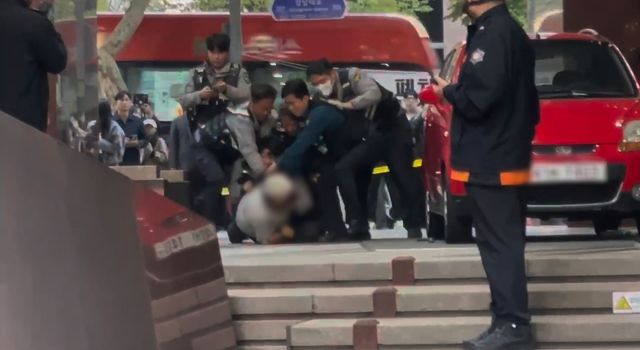 경찰에 체포되는 '분신 소동' 피의자