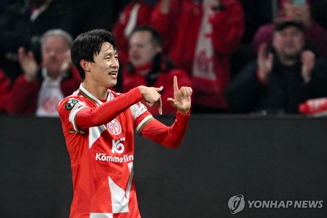 골세리머니를 펼치는 이재성