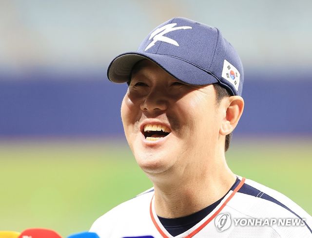 환하게 웃으며 답하는 류지현 감독