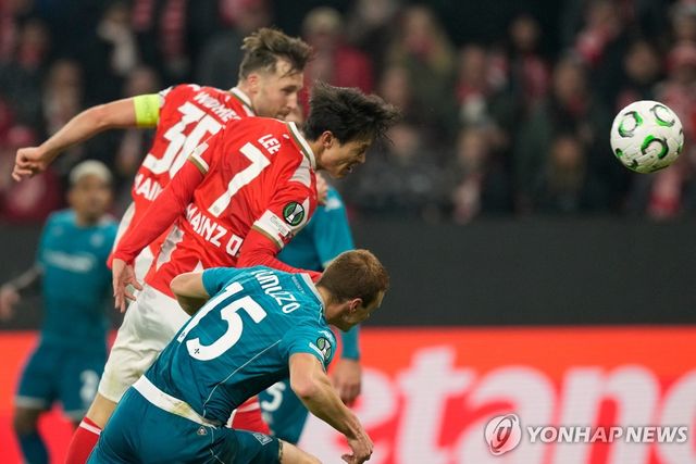 헤더로 역전 결승골을 터트리는 이재성